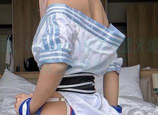 不得不说，Umeko J的图包里火焰造型还真挺吸睛的。